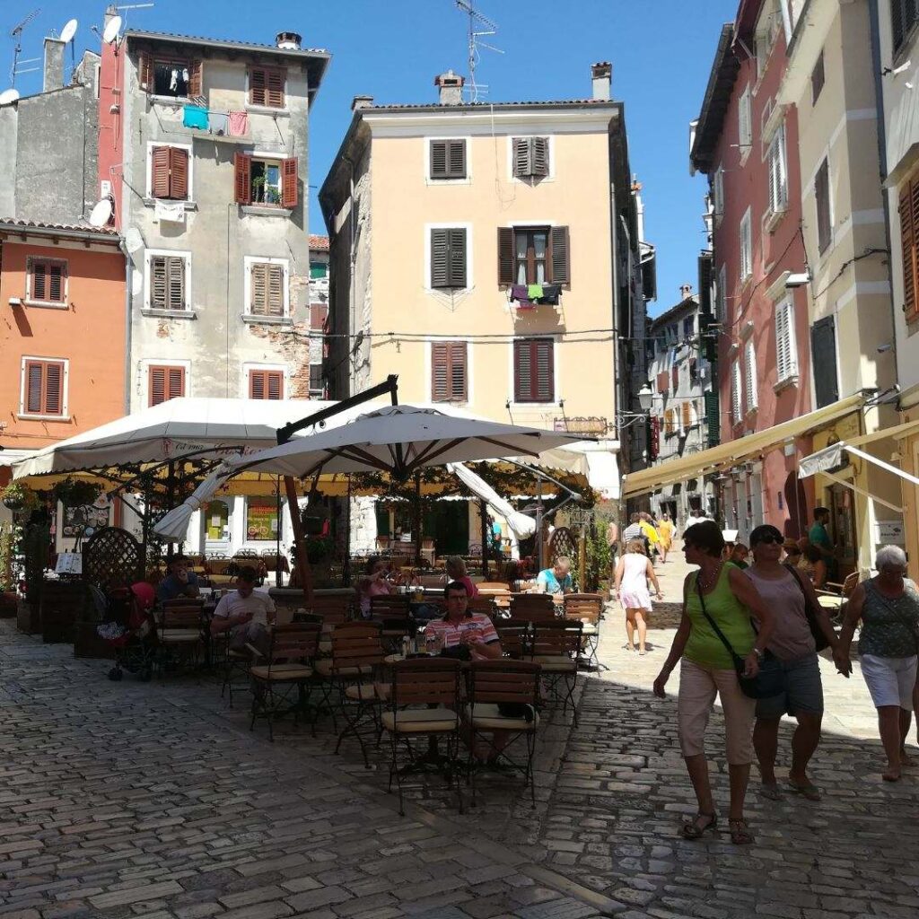 Gezellig dorpje aan het Gardameer met smalle straatjes en gekleurde huizen