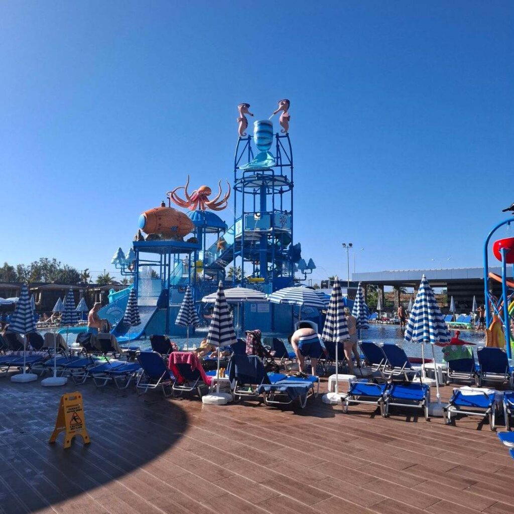 Kinderen spelen in een spraypark met waterfonteinen en spuittoestellen
