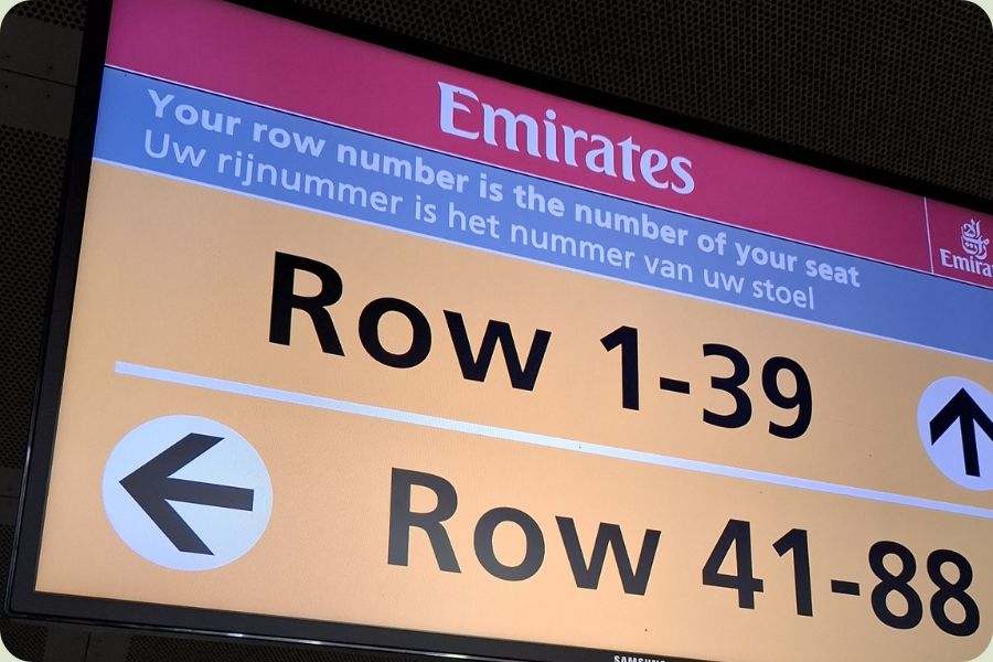 Bordje met stoelrijen 1–39 en 41–88 bij het instappen van het vliegtuig, handig voor slim besparen op vliegtickets.