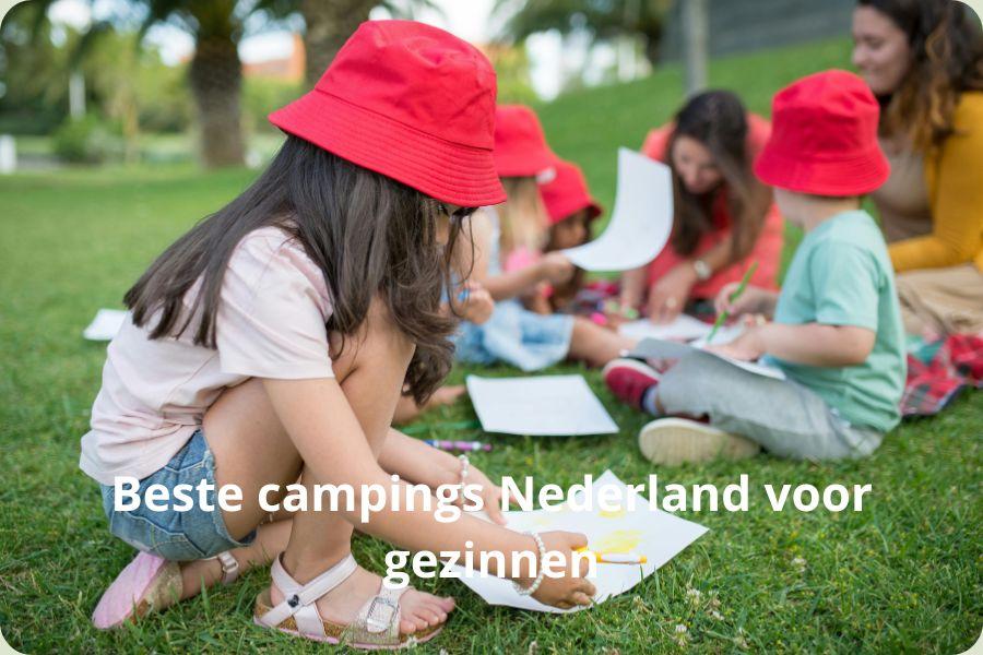 Een groep jonge kinderen met rode zonnehoedjes zit in het gras op een camping te tekenen en te knutselen onder begeleiding van animatie.