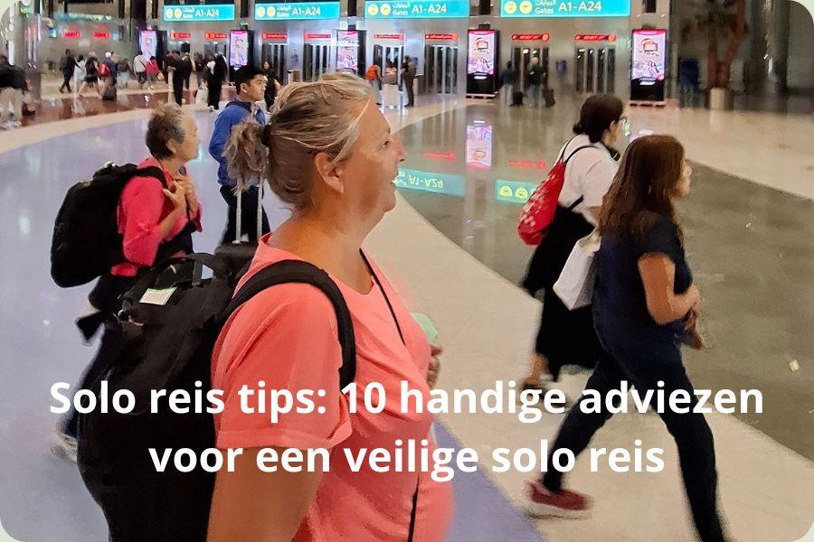 Een soloreiziger met rugzak op een drukke luchthaven met de tekst 'Solo reis tips: 10 handige adviezen voor een veilige solo reis'.