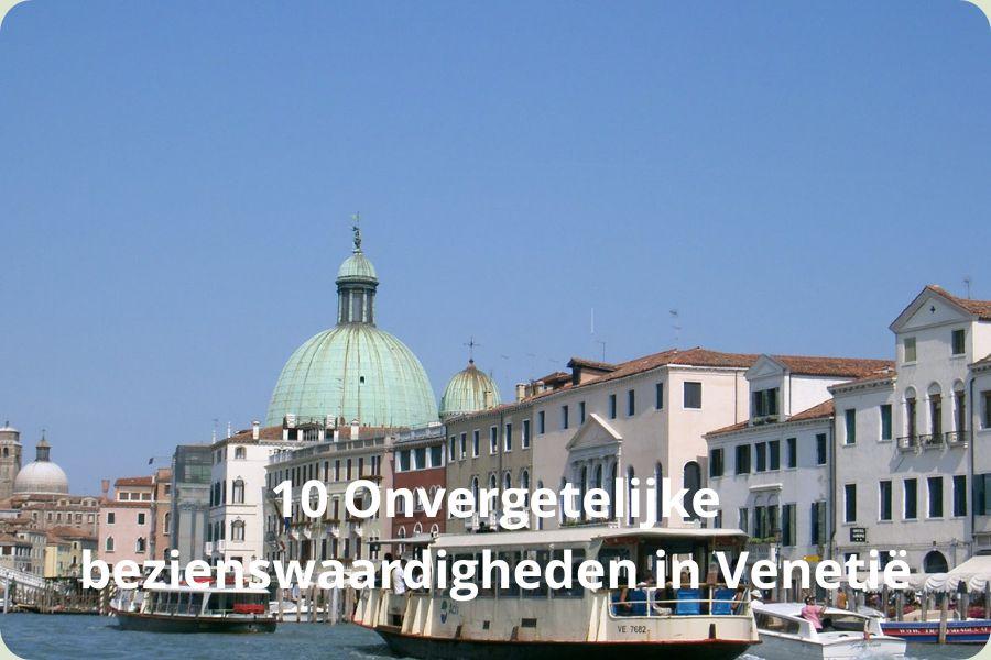 Uitzicht over het Canal Grande in Venetië met een vaporetta waterbus, de koepel van de San Simeone Piccolo en historische gebouwen.