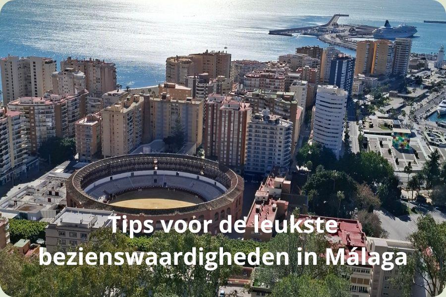 Uitzicht over Málaga vanaf het Gibralfaro met de arena voor stierenvechten (Plaza de Toros) en de haven, met de tekst 'Tips voor de leukste bezienswaardigheden in Málaga'.