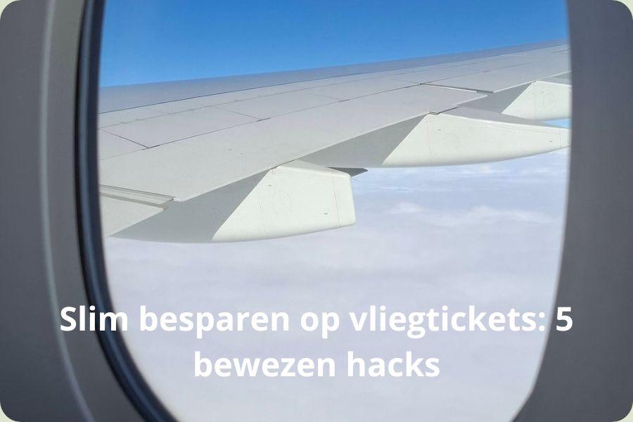 Uitzicht vanuit een vliegtuigramp op de vleugel en wolken met tips om slim te besparen op vliegtickets