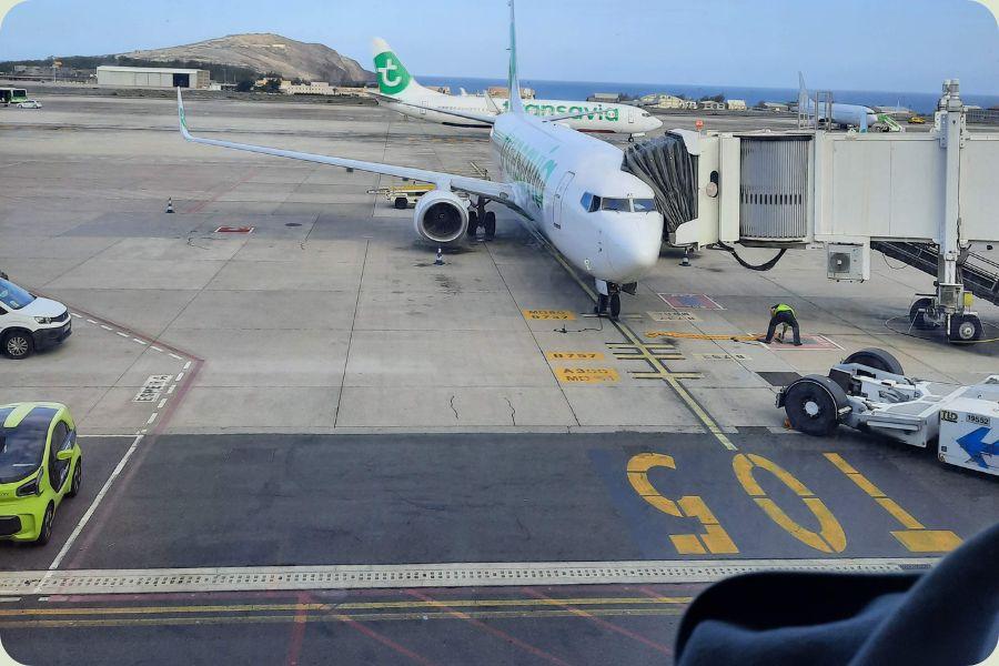 Transavia vliegtuig aan de gate op de luchthaven van Málaga voor een citytrip.