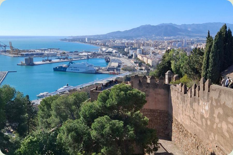 Panoramisch uitzicht over de haven van Málaga, de Middellandse Zee en de stad vanaf het Gibralfaro-kasteel.