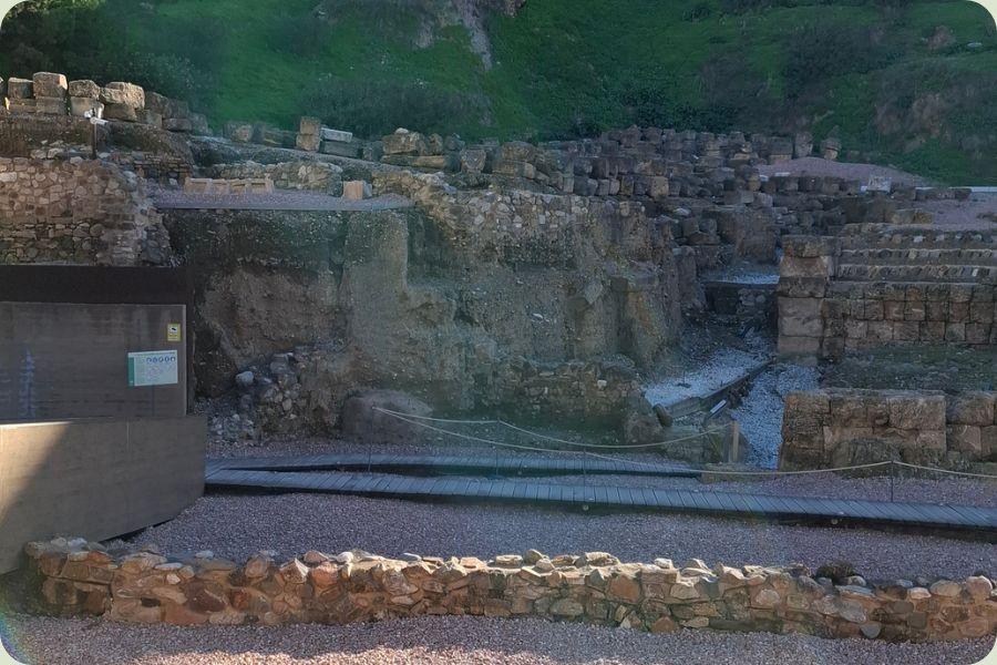 Ruïnes van het Romeins theater (Teatro Romano) in Málaga met op de achtergrond de groene heuvel van het Alcazaba.