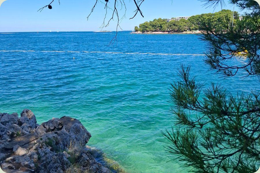 Het kristalheldere, turquoise zeewater bij een van de mooie bezienswaardigheden in Istrië