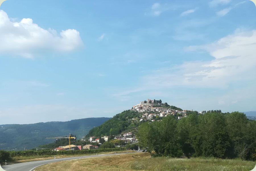 Uitzicht op het schilderachtige middeleeuwse vestingstadje Motovun op een heuvel in het binnenland van Istrië