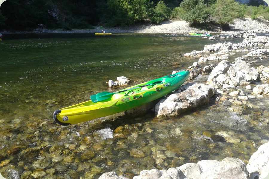 Bezienswaardigheden Ardèche: een kano op de rivier de Ardèche langs de keien