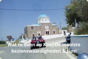 Typisch Griekse kerk met een blauwe koepel op het eiland Kos, met op de voorgrond een rode buggy op de weg. Inclusief de tekst: Wat te doen op Kos? De mooiste bezienswaardigheden & tips!